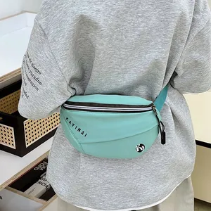 Slanke muntgroene crossbody hardlooptas met verstelbare riem en merklogo op de voorkant