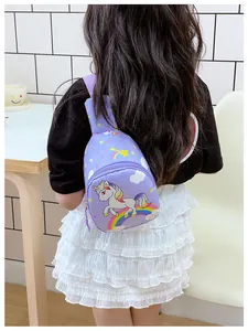 Rückansicht eines Kindes mit lila Einhorn-Schultertasche mit Regenbogen-Detail