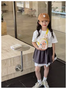 Photo en plein air d'un sac de poitrine à carreaux beige pour enfants avec un capybara mignon