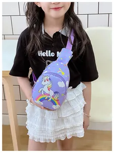 Detail der lila Kinder-Brusttasche mit Einhorn- und Regenbogen-Druck und Trageriemen