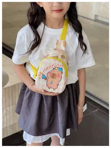 Détail du sac bandoulière enfant à damier rose avec broderie capybara sur le mannequin