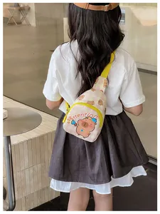 Gros plan du sac de poitrine rose à carreaux pour enfants avec motifs capybara mignons