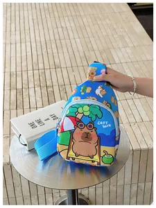Détail du sac bandoulière Capybara bleu pour enfant avec sangle réglable sur table