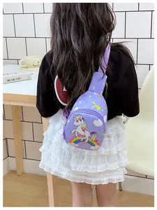 Mädchen trägt eine lila Einhorn-Brusttasche mit Regenbogen- und Wolken-Print im Detail