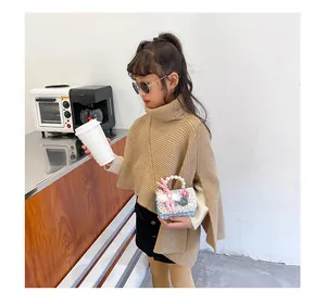 Détail du sac bleu pour fille avec lapin 3D, perles et broderies florales élégantes