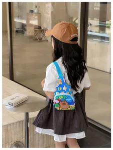 Détail du sac de poitrine enfant en toile bleue avec imprimés de capybaras mignons