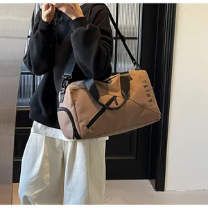 Bolso de viaje caqui con separación seco-húmedo y correa ajustable para deporte y fitness