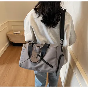 Bolso de viaje gris con separación seco-húmedo y correa de hombro ajustable