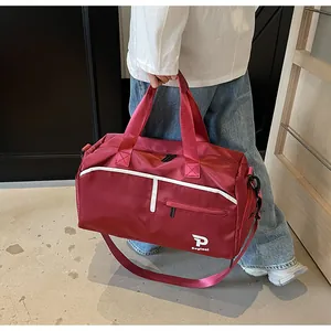 Detalle del bolso deportivo burdeos con ribetes blancos y logotipo Kayinal