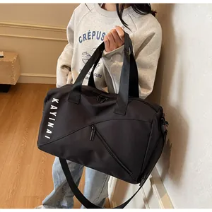 Bolso de viaje negro versátil con asas dobles y letras blancas para fitness y deporte