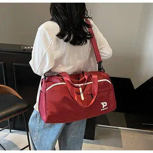 Detalle de la bolsa de viaje roja impermeable para yoga con correas y diseño deportivo