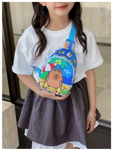 Détail du sac de poitrine bleu pour enfants avec motif capybara et sangle réglable