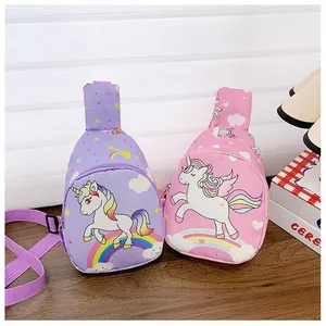 Detailansicht der niedlichen Einhorn-Muster auf lila und rosa Nylon-Brusttaschen für Kinder