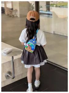 Fille portant un sac de poitrine bleu Capybara montrant la coupe et les détails