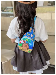 Détail du sac de poitrine bleu pour enfant avec imprimés capybara et sangle ajustable
