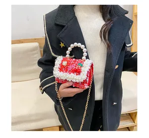Détail du mini sac rouge en tweed pour fille avec anse en perles et breloques