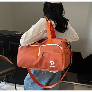Detalle de bolsa deportiva de nailon naranja con logo blanco y asa lateral reforzada