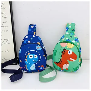 Detailansicht der Kinder Dino-Brusttaschen in Blau und Grün mit verstellbaren Gurten