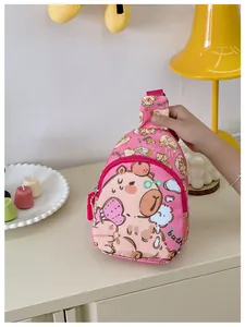 Détail du sac de poitrine rose pour enfants avec motifs mignons de capybaras et fermetures