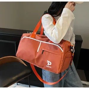 Detalle del bolso de viaje naranja impermeable con correa y gran capacidad