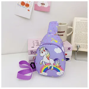 Detail der lila Einhorn-Brusttasche für Mädchen mit Regenbogenmuster auf Büchern