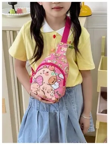 Sac de poitrine rose pour fille avec cochon de dessin animé porté par un enfant