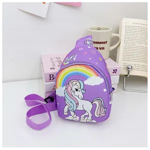 Detail der lila Einhorn-Umhängetasche für Kinder mit Regenbogen-Prints und Nylonriemen