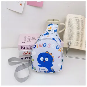 Detail der weißen Kinder-Dinosaurier-Brusttasche mit verstellbarem Gurt und Print