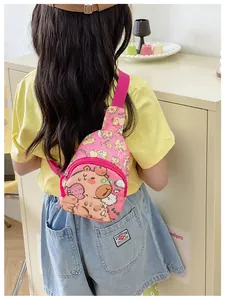 Vue détaillée du sac de poitrine rose Capybara pour enfants avec bandoulière réglable