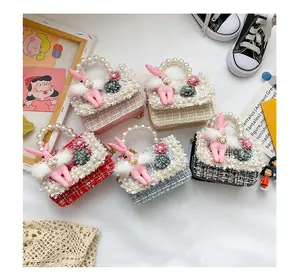 Vue de dessus de cinq sacs enfant en tweed coloré avec anse perle et décor lapin peluche