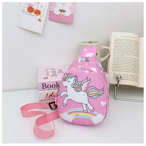 Detailansicht der rosa Einhorn-Brusttasche für Kinder mit buntem Regenbogen-Druck