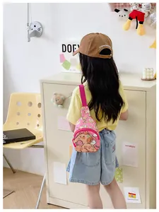 Sac de poitrine rose motif ours pour enfant avec bandoulière réglable porté par un petit