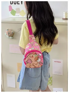 Sac de poitrine rose pour enfants avec motif Capybara porté par un mannequin enfant