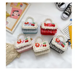 Vue à plat de mini sacs en tweed pour filles avec anses perles et breloques fleurs
