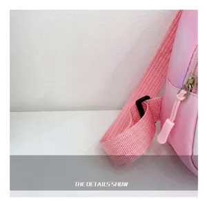 Detail der rosa Dino-Tasche mit robustem Schultergurt und weichem Reißverschluss