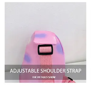 Details des verstellbaren rosa Schultergurts an einer lila Tasche mit Farbverlauf