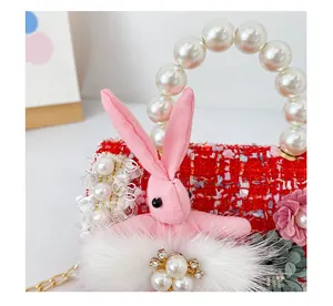 Détail du mini sac fille en tweed rouge avec perles dentelle et décor de lapin en peluche