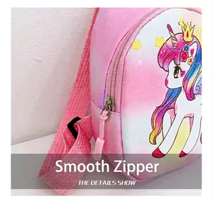 Details des glatten rosa Reißverschlusses und gewebten Tragegurts der Einhorn-Tasche