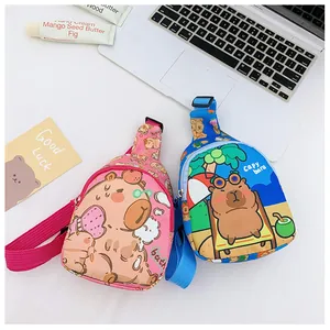 Détail des imprimés Capybara sur des sacs de poitrine en toile roses et bleus mignons