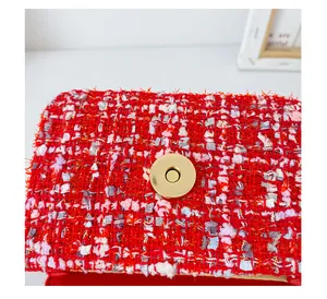 Détail du sac en tweed rouge pour fille montrant la boucle magnétique et la texture