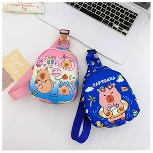Sacs de poitrine pour enfants avec motif capybara rose et bleu marine en vue de dessus