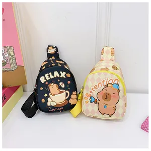 Détail de sacs de poitrine capybara avec bandoulière réglable pour petits enfants