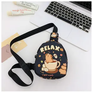 Vue à plat du sac bandoulière Capybara noir avec texte RELAX et sangle réglable
