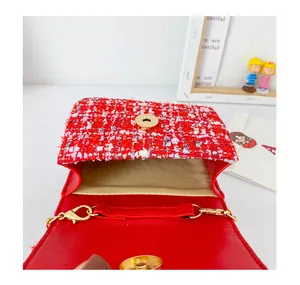 Détail du mini sac fille en tweed rouge avec chaîne dorée et fermoir magnétique chic