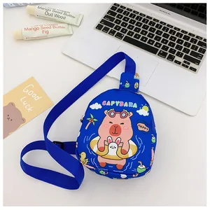 Détail du sac de poitrine en toile bleue avec motif Capybara mignon et sangle réglable