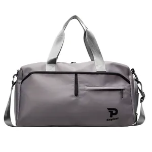 Bolsa de deporte gris minimalista impermeable con asas y logo P Kayinai en fondo blanco