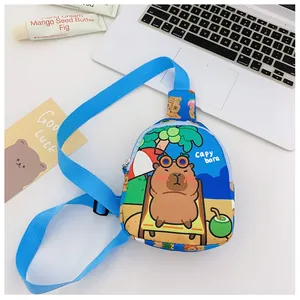 Vue détaillée du sac de poitrine bleu Capybara pour enfants avec sangle réglable et motif