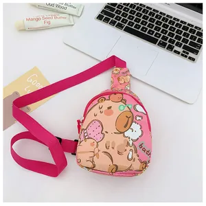 Détail du sac de poitrine rose avec motif capybara et bandoulière réglable