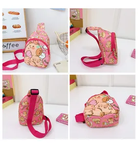 Vue détaillée sous quatre angles d'un sac de poitrine rose Capybara pour enfants