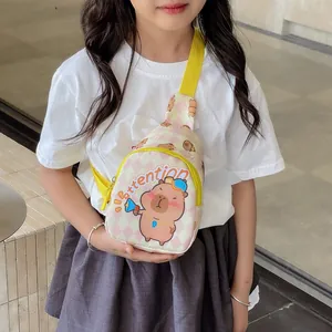 Sac bandoulière enfant motif Capybara avec imprimé à damier et sangle jaune vif